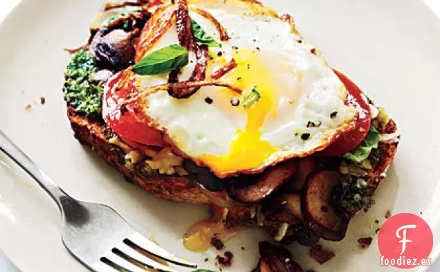 Sándwiches Abiertos con Champiñones y Huevos Fritos