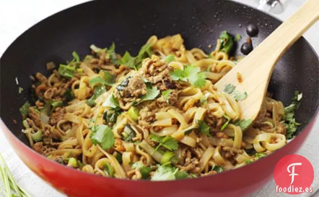 Cerdo de soja picado con fideos de arroz