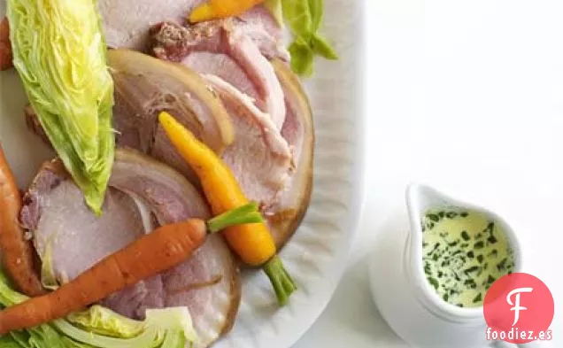 Tocino hervido con repollo y zanahorias
