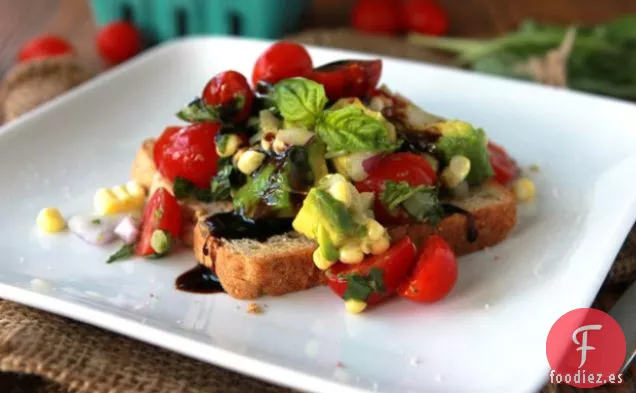 Tostada de aguacate y tomate de verano