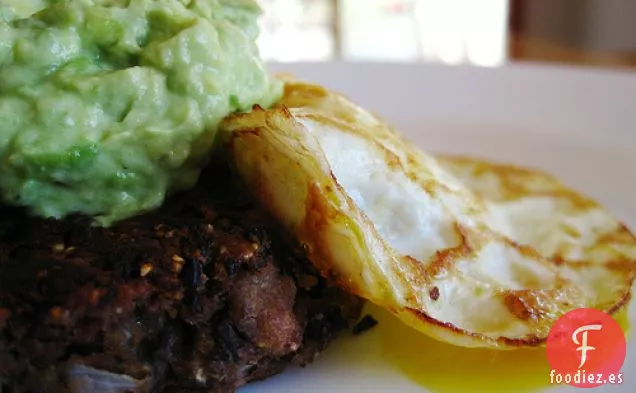 Pasteles De Frijoles Negros Con Huevo Frito Y Crema De Aguacate