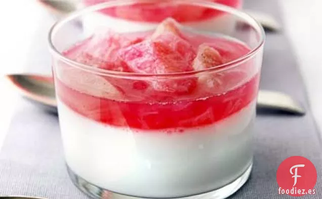 Cremas de coco con ruibarbo escalfado