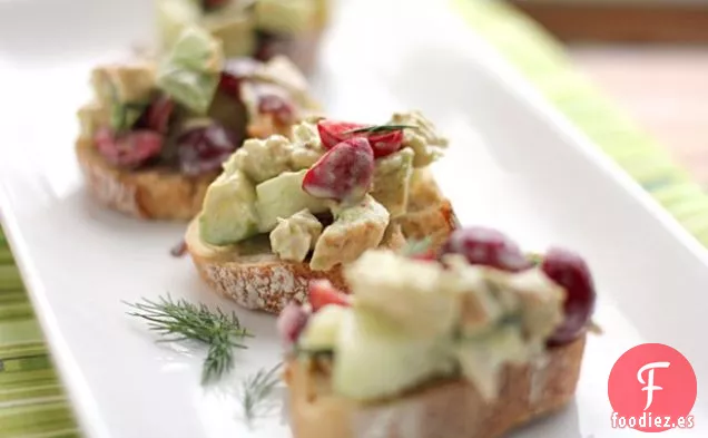Ensalada De Pollo De Verano Con Aguacates y Cerezas