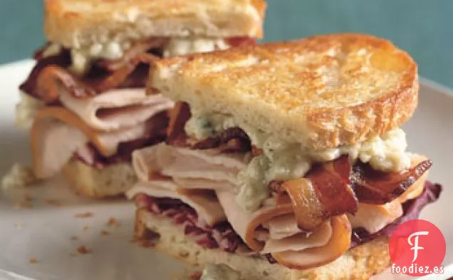 Sándwiches de Pavo Asado, Tocino, Achicoria y Queso Azul