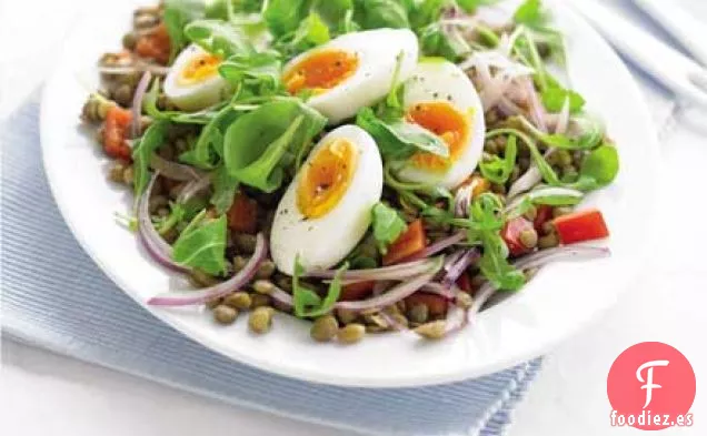 Ensalada de lentejas y pimiento rojo con un huevo suave