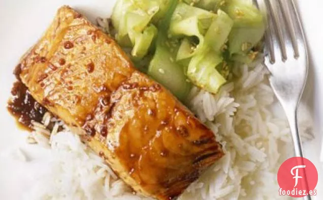 Teriyaki de salmón a la parrilla con ensalada de pepino