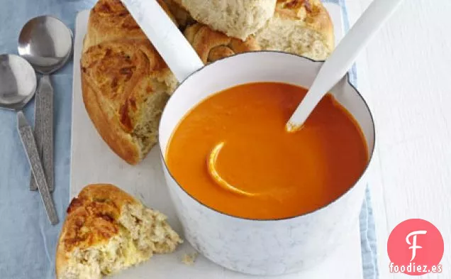 Sopa de tomate con pan con queso y lágrimas