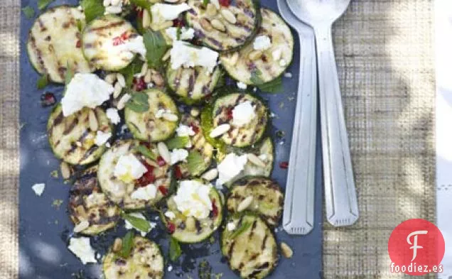 Calabacines a la plancha con piñones y queso feta