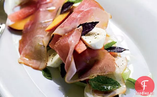 Ensalada de Melón y Melocotón con Jamón y Mozzarella