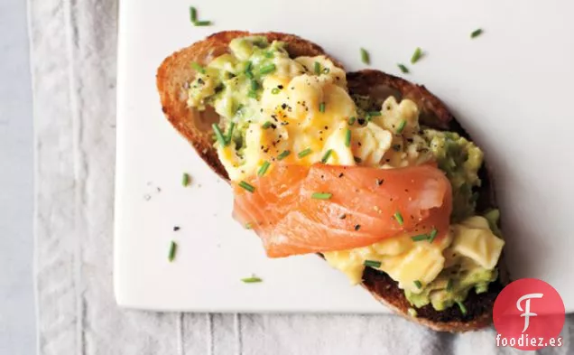 Huevos Revueltos, Aguacate Y Salmón Ahumado En Tostadas