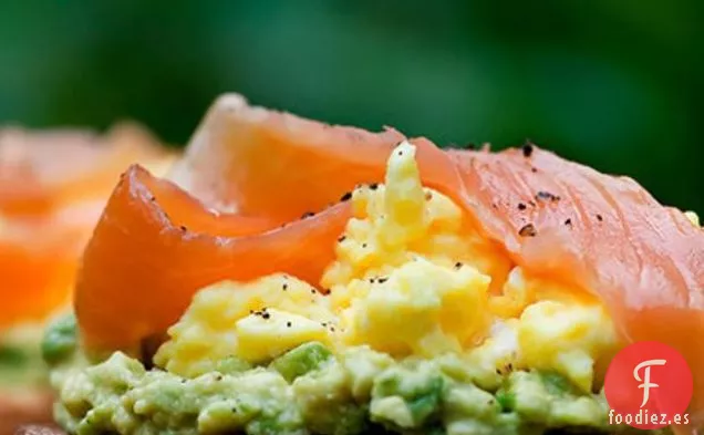 Sándwiches Abiertos Con Aguacate, Huevo Y Salmón Ahumado