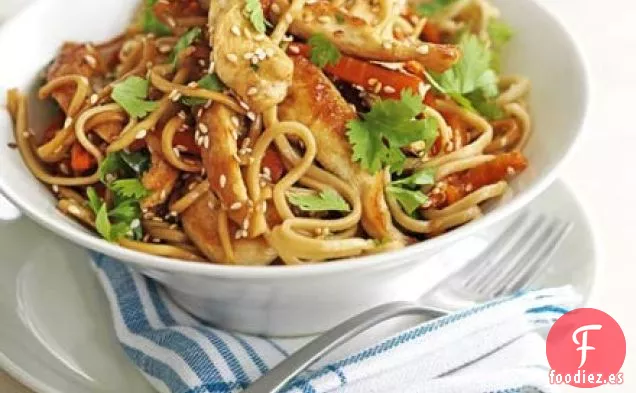 Salteado de pollo pegajoso con semillas de sésamo