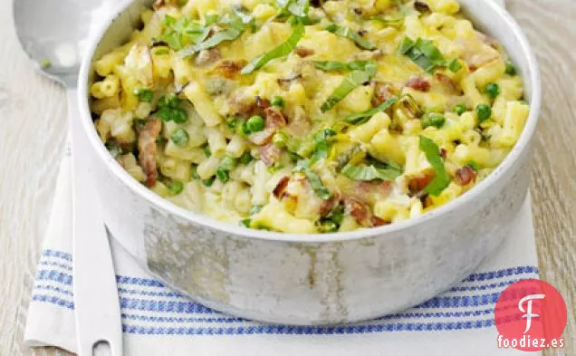 Macarrones de bacon, guisantes y albahaca