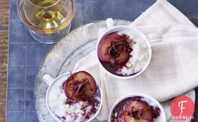 Arroz con leche cremoso con ciruelas guisadas