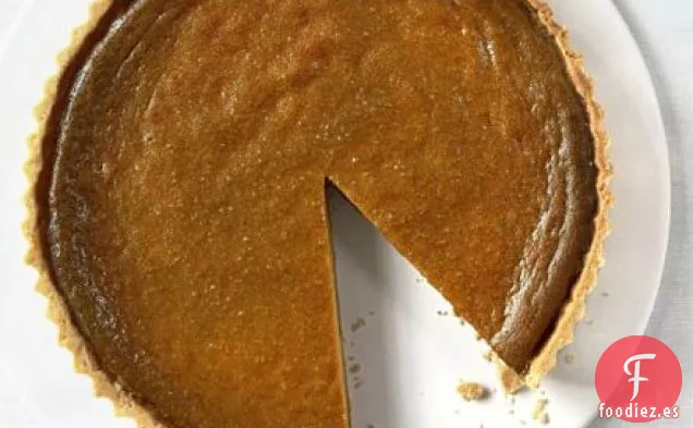 Pastel de calabaza clásico con crema de nuez y arce