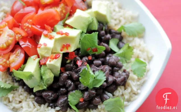 Ensalada De Arroz Mexicano Con Frijoles Negros, Aguacate Y Chile Rojo