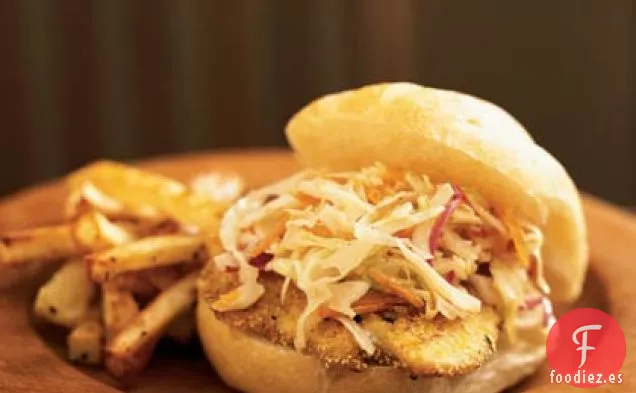 Sándwich de Bagre Ozark con Ensalada de Repollo Caliente