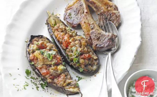 Imán bayildi con cordero a la barbacoa y tzatziki