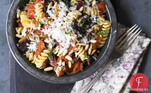 Fusilli de berenjena siciliana, piñones y pasas