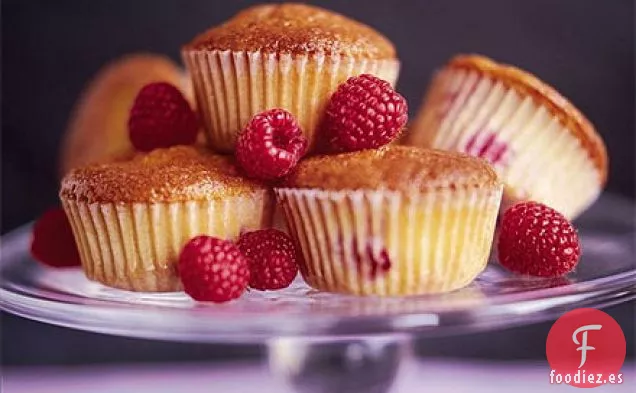 Cupcakes calientes de frambuesa con chorrito de azúcar de naranja