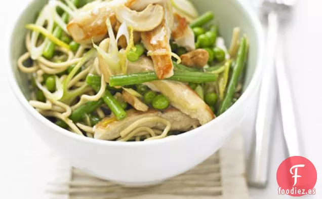 Pollo al limón con fideos de verduras de primavera