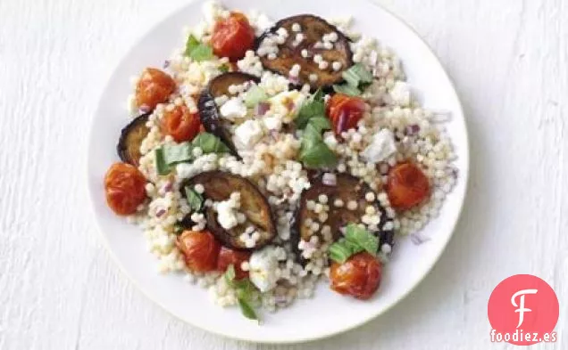 Ensalada gigante de cuscús y berenjena