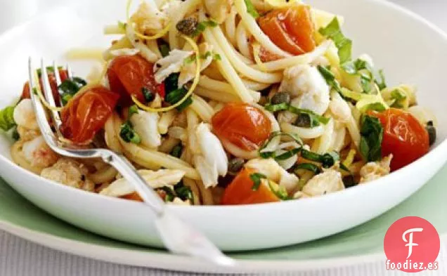 Espaguetis con cangrejo, tomates cherry y albahaca