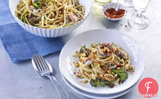 Pasta con piñones, brócoli, sardinas e hinojo