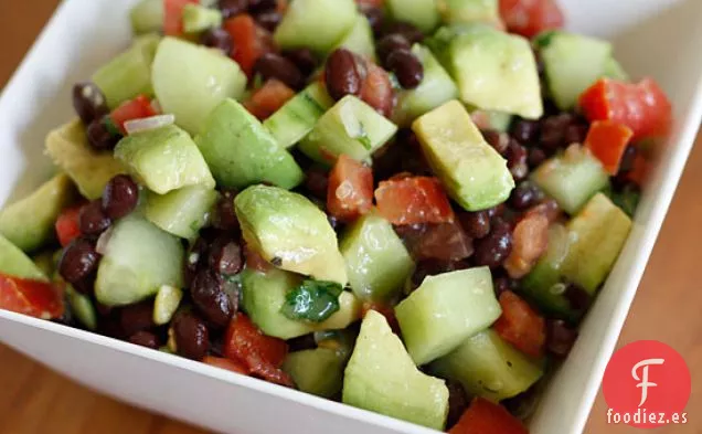 Ensalada De Frijoles Negros, Aguacate, Pepino Y Tomate