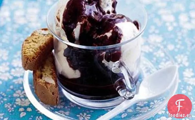 Helado de bizcochos rotos con moca caliente