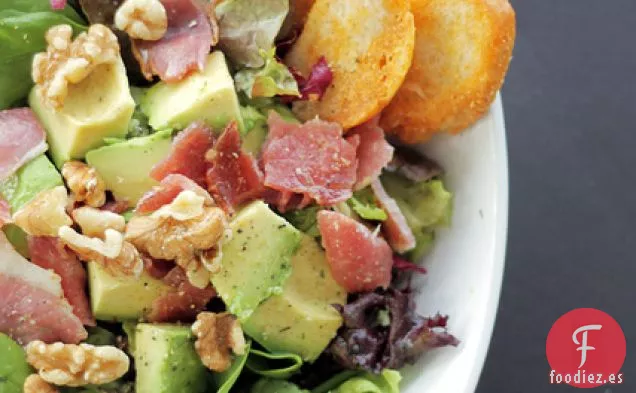 Tocino Ahumado, Aguacate Y Hojas Mixtas
