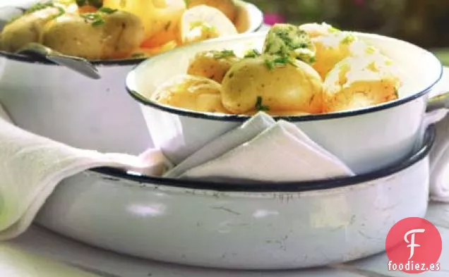 Patatas nuevas con mantequilla de cebollino y limón