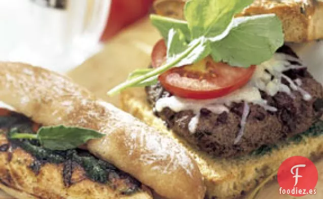 Sándwiches de Pollo a la Parrilla con Pesto de Salvia y Manzanas