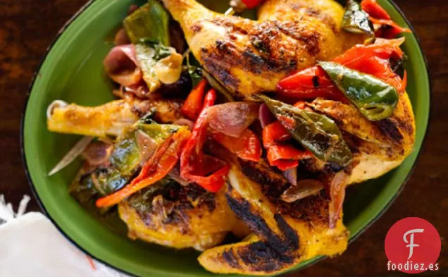 Pollo Bajo Un Ladrillo Con Aguacates Y Chiles