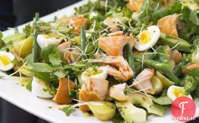 Plato de ensalada de salmón ahumado caliente, berro doble y patata