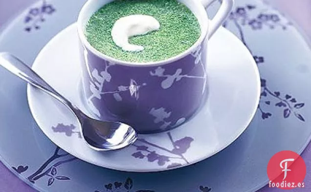 Sopa cremosa de albahaca, guisantes y lechuga refrigerada