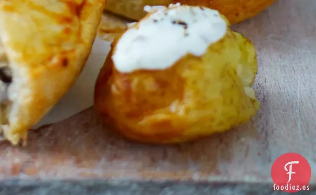 Mini chaquetas con crema agria de alcaparras