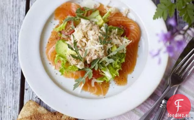 Ensalada de salmón ahumado con aderezo de cangrejo