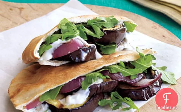 Sándwiches de Pita de Berenjena a la Parrilla con Yogur y Ajo Para Untar