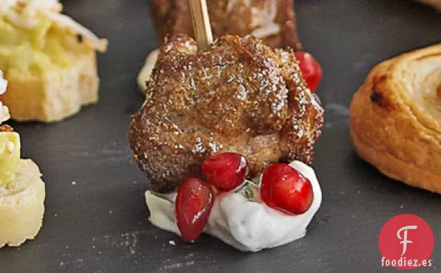 Brochetas de cordero con especias y tzatziki de granada