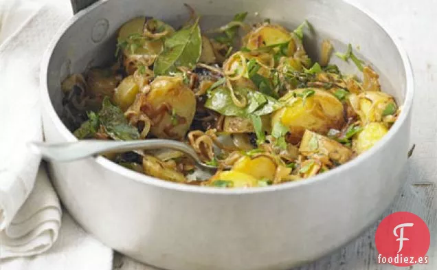 Patatas doradas y cebollas