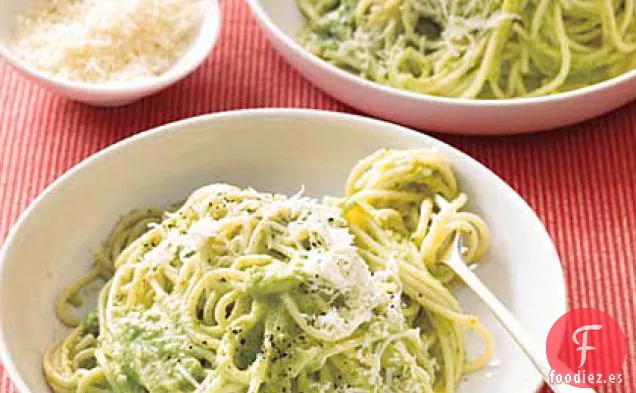 Espaguetis con Pesto de Brócoli Cremoso