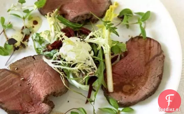 Carne asada fría con ensalada de remolacha y crema de rábano picante