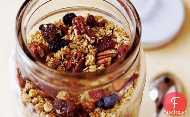 Granola crujiente con bayas y cerezas