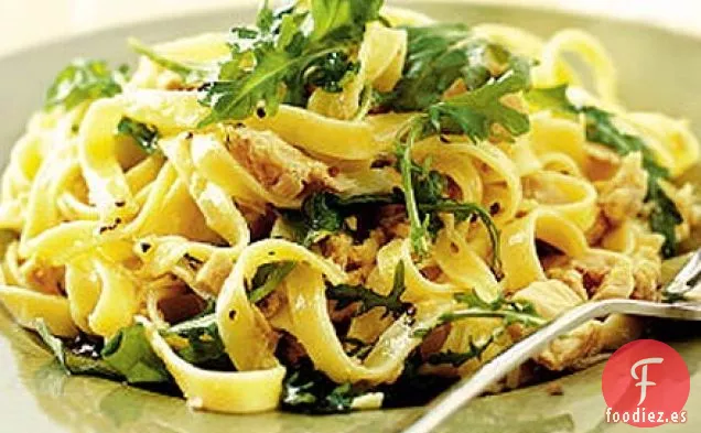 Tagliatelle con atún, limón y rúcula