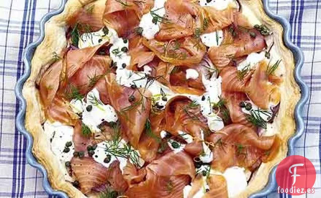 Tarta de salmón ahumado, eneldo y cebolla