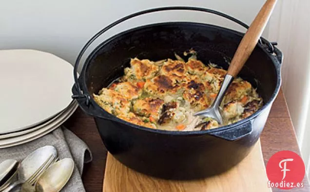 Pollo y galletas en una olla