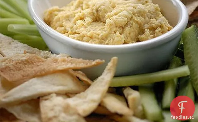 Hummus casero con chips de pitta