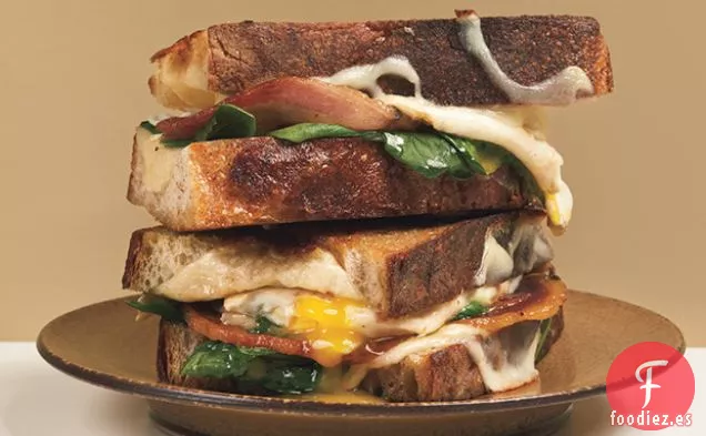 Sándwiches de Huevo Frito y Queso a la Parrilla