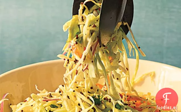 Ensalada de Repollo con Aderezo Picante de Semillas de Mostaza